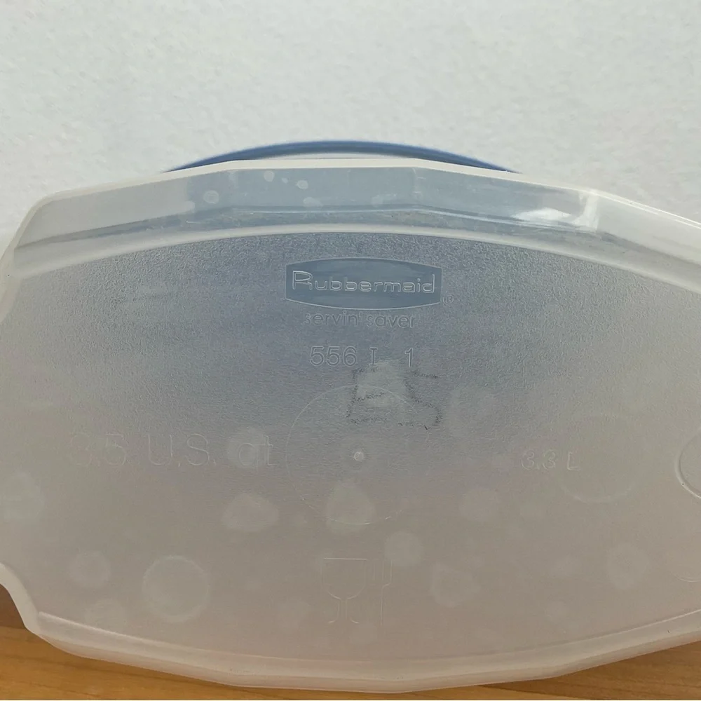 Rubbermaid Servin' Saver 3.5 quart lot of 2 Blue, Opaque Kitchen Storage